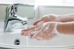 A person washes their hands properly after reading Dr. Rosenberg’s 7 quick health tips.